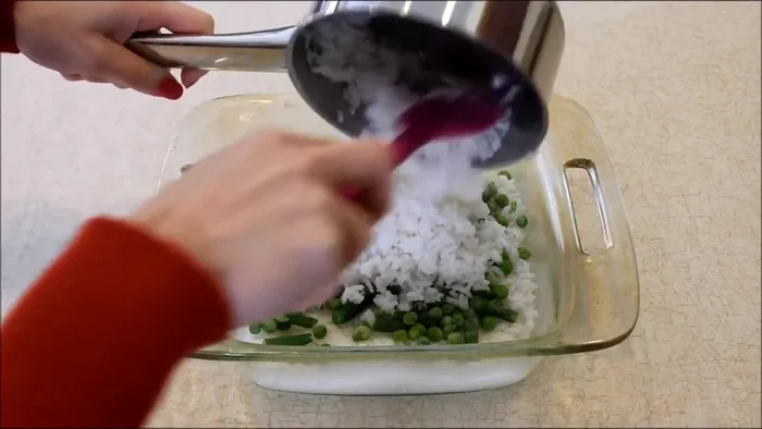 Layer the remaining 1.5 cups of cooked rice on top of the vegetables.