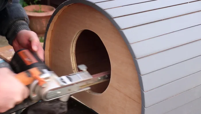Sand and smooth the entrance hole; use an electric felt file for the inside of the hole. Paint the inside of the cat houses.