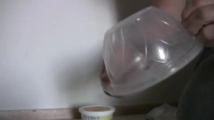 Ensure the container is dry to prevent food from sticking.