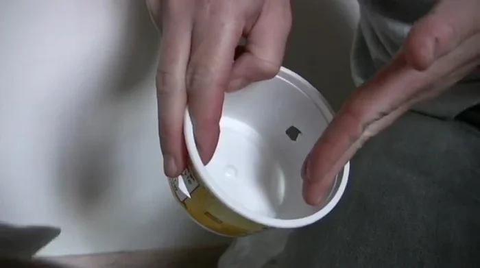 Ensure the container is dry to prevent food from sticking.