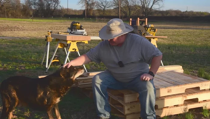 Gather materials: Collect free pallets and disassemble them, keeping identically sized ones for the floor and ceiling. Supplement with extra boards to fill gaps.