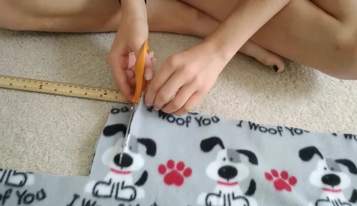 Cut 5-inch high slits, 1 inch apart, along all four sides of the felt.