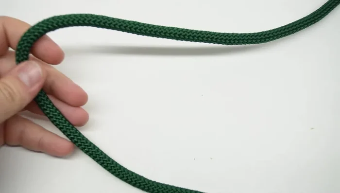 Create the handle by repeating the whipping technique but instead of attaching it to the clip, create a loop. Aim for 9 wraps of paracord for the handle.