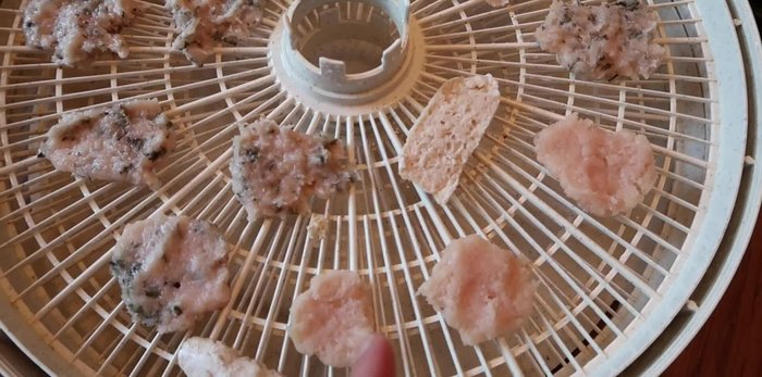 Mix catnip into some of the ground chicken to create catnip chicken patties.