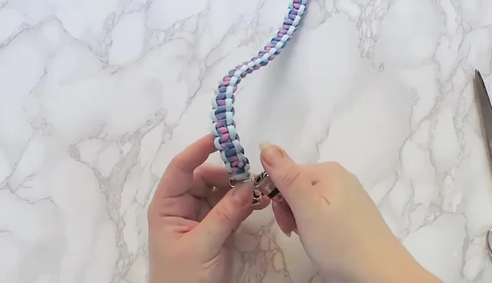 Cut and melt the excess paracord ends.