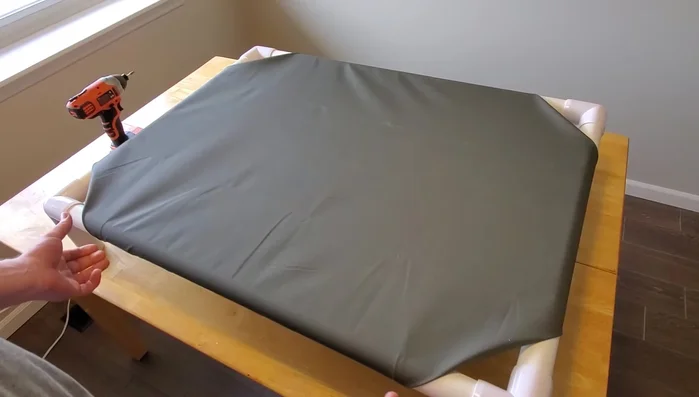 Tighten and stabilize: Twist the pipes to tighten the fabric and smooth out wrinkles. Add screws to the end fittings to prevent swiveling.