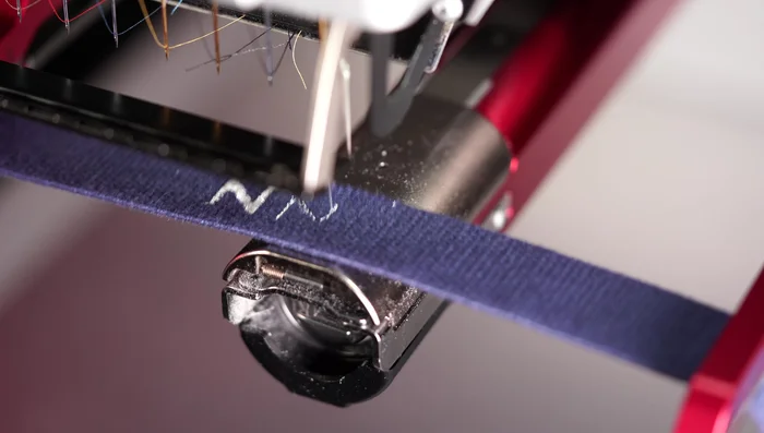 Embroider the leash.