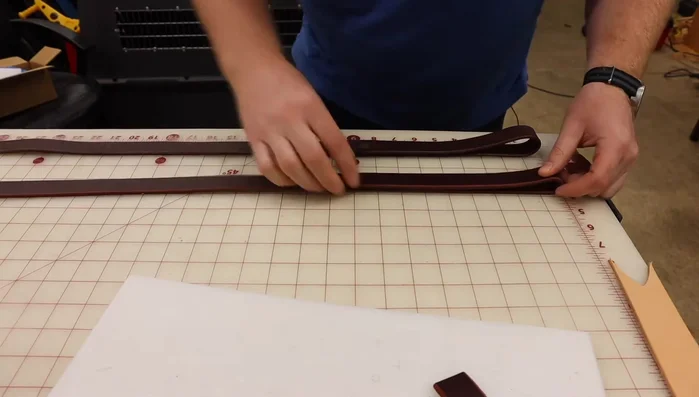 Determine the placement of the traffic handle (forward grip). The example leash uses a length that feels comfortable for the hand.