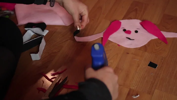 Add Velcro to the headpiece for fastening.