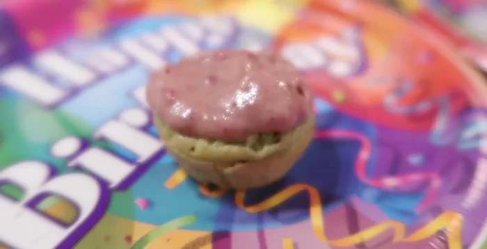 Frost cooled cupcakes and decorate with dry cat food.