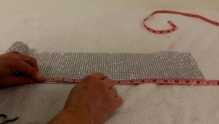 Determine the desired width of the collar. Cut the rhinestone roll (or alternative) to the measured length and width.