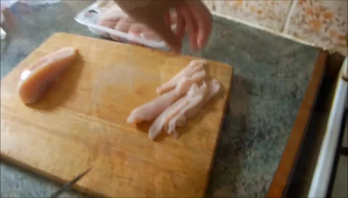 Pat the chicken slices dry to remove excess liquid.