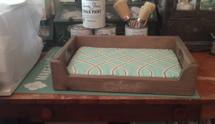 Prepare the wooden base: Use pine wood and apply a stain to give it a reclaimed wood look. This stain is available at Bloom stores.