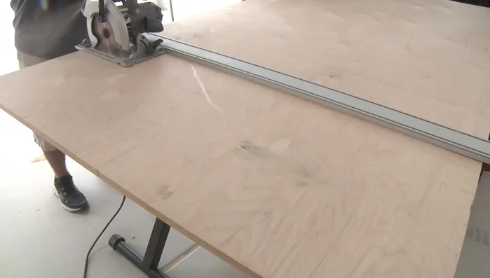 Rip the various project parts. The stringers have a 50° angle cut at the bottom and a 40° angle cut at the top. The legs also have a 40° angle cut at the bottom.