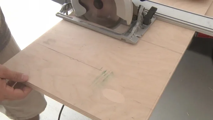 Rip the various project parts. The stringers have a 50° angle cut at the bottom and a 40° angle cut at the top. The legs also have a 40° angle cut at the bottom.