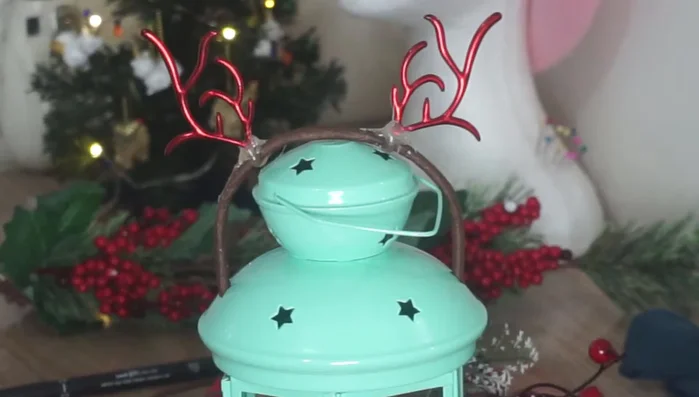 Glue holly leaves along the back of the crown to create a green base.