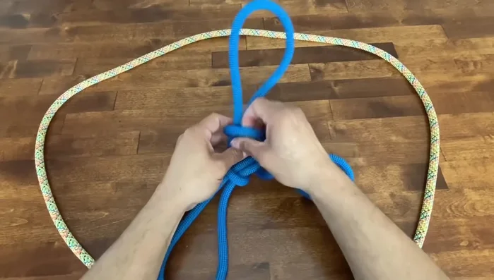 Tie off the secondary color using the same ‘Y’ and window method used previously, ensuring the seams remain hidden inside.