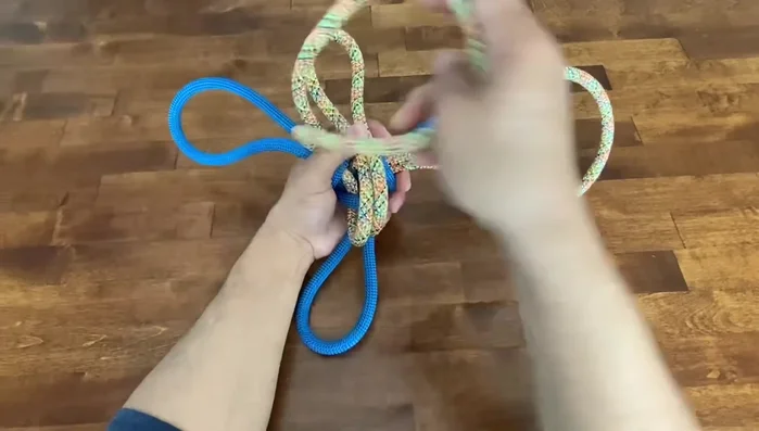 Tie off the secondary color using the same ‘Y’ and window method used previously, ensuring the seams remain hidden inside.