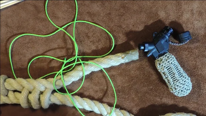 Add whipping to the ends of the lead using whipping twine and a locking knot. Trim excess twine.