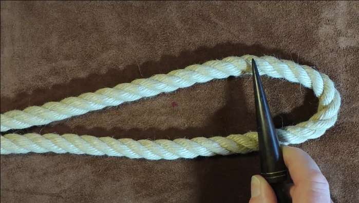 Attach the clip to one end of the rope and feed the rope through the three loops, creating a Cat's Paw eye splice. Tighten securely.