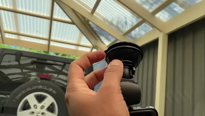 Attach the suction cup to the windscreen; it should adhere firmly.