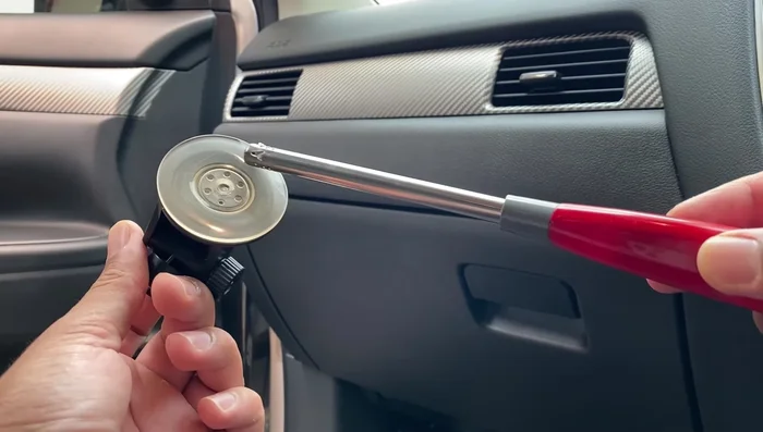 Attach the suction cup to the windscreen; it should adhere firmly.