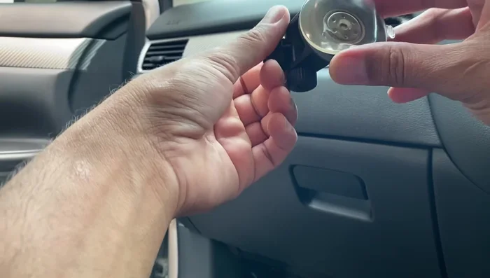 Attach the suction cup to the windscreen; it should adhere firmly.