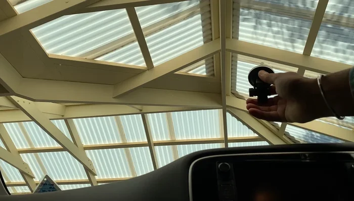 Attach the suction cup to the windscreen; it should adhere firmly.