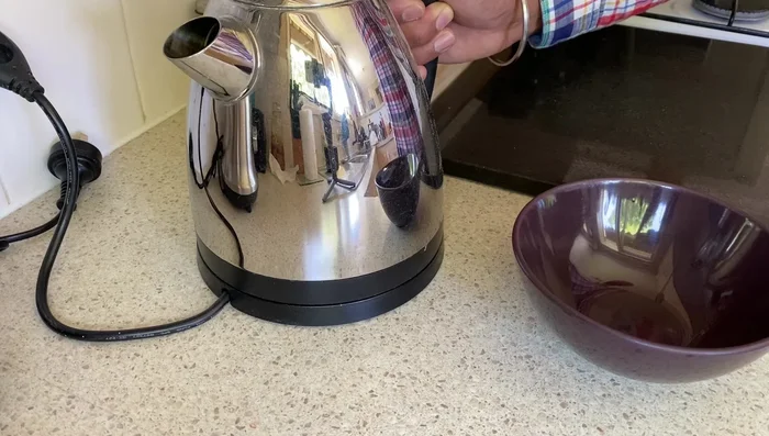 Attempt to attach the suction cup to the windscreen; it should adhere firmly.