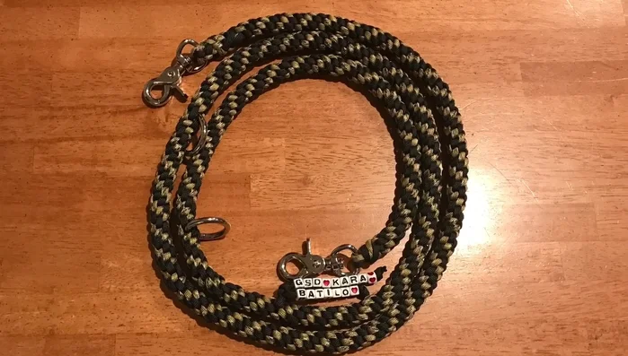 Attach snap hooks to the eyelets of the paracord.