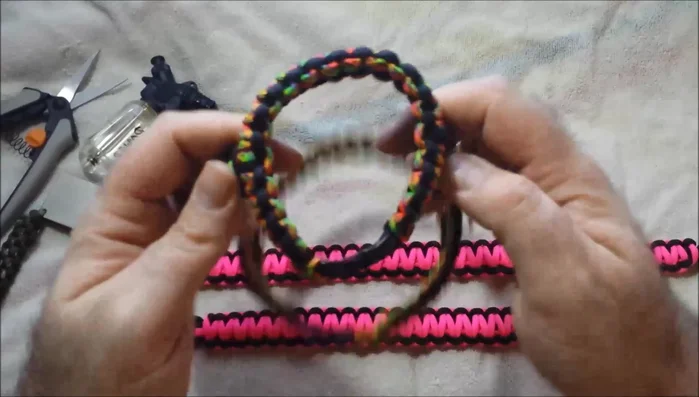 Determine the attachment points. For this harness, the buckle end of the neck piece is placed on the left side, and the center of the body piece is used for attachment.