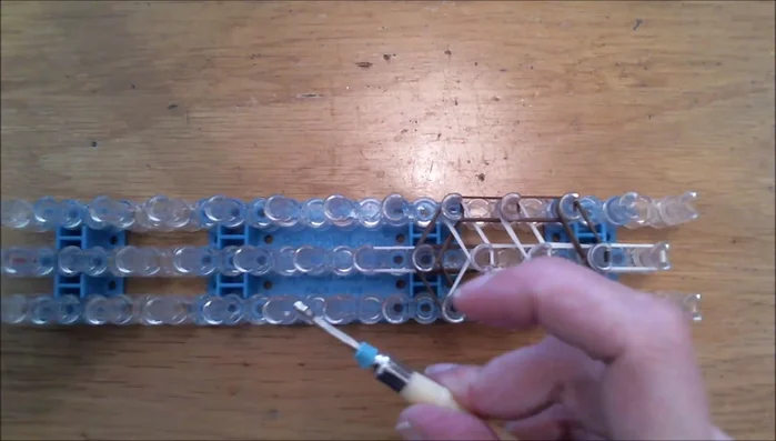 Create the eyes using turquoise bands and white bands.