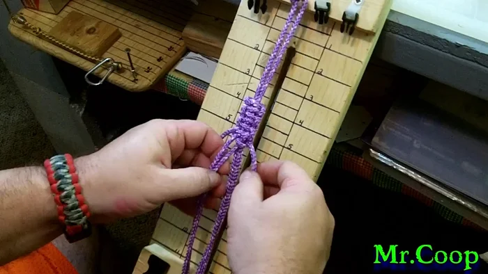 Continue the cobra knot along the leash until you reach the desired length.