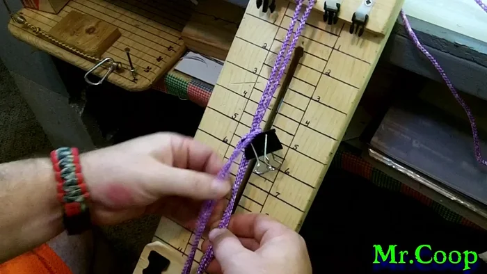 Attach the other end of the rope to the leash.