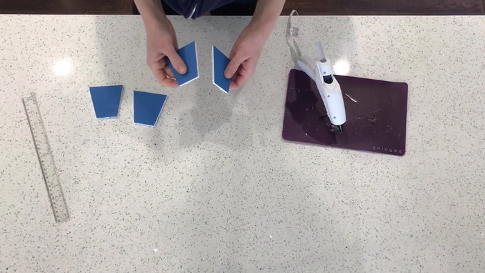 Cut four triangles: 7cm x 6cm x 4cm (top). Glue them together to form a box.