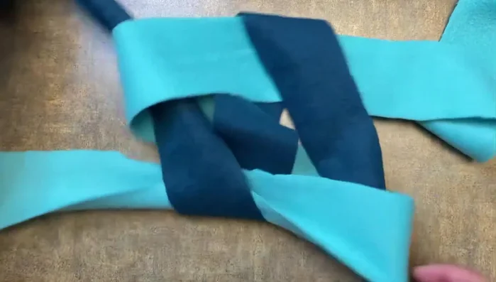 Tighten the knot by pulling on the diagonal lines to form a square shape.