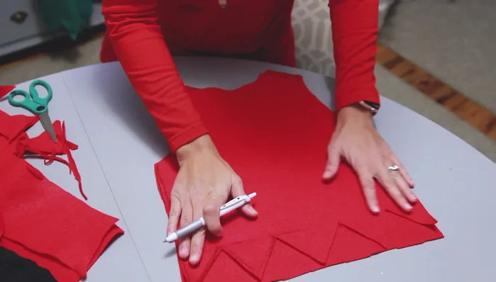 Cut the fleece fabric based on the t-shirt pattern. Pen marks will be hidden on the inside.