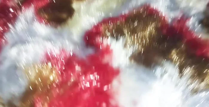 Highlights the availability of various colors (e.g., black).