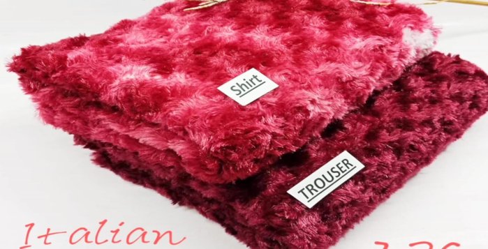 Highlights the dress's color combination and design, suitable for casual wear, especially in winter.