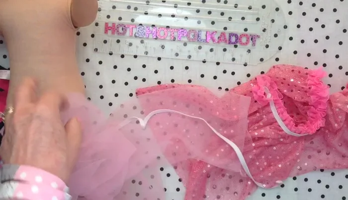 Attach the petticoat to the skirt: Distribute the gathers.