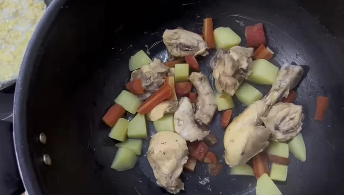 Mash the boiled potatoes, carrots, and softened biscuits thoroughly. You can use a food processor or mash by hand.